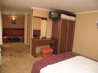 Отель Hotel Jagoda 88 София Трехместный номер с балконом-6