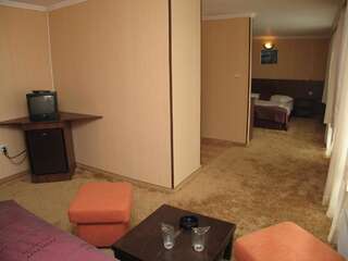 Отель Hotel Jagoda 88 София Трехместный номер с балконом-7